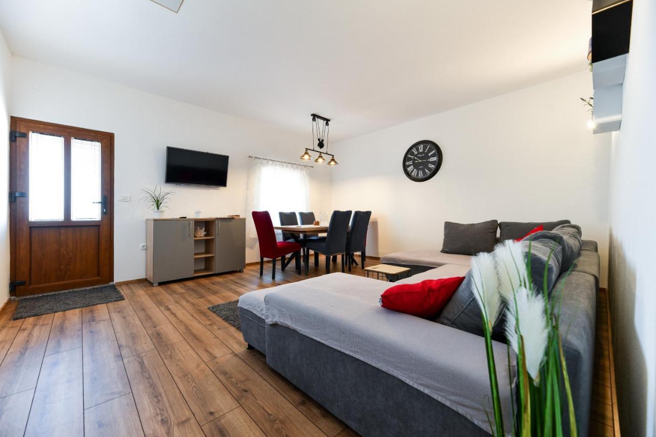 Holiday Home Skevini Dvori Starigrad Paklenica Bagian luar foto